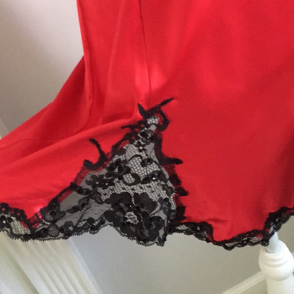 Elegant Red Satin Chemise with Black Lace Trim - Picture 2 of 8